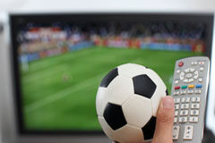 Las claves de la comercialización conjunta de derechos audiovisuales del fútbol Una televisión, un balón y un mando.