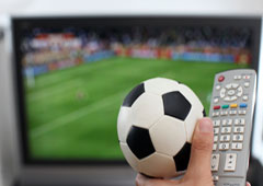 Televisión y balón de futbol