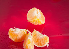 Varios gajos de naranja.