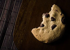 Una galleta de chocolate.