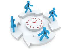 Cuatro muñequitos azules alrededor de un reloj.