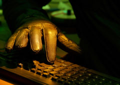 Una mano con un guante tocando un teclado