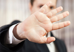 Una mano tapando un rostro