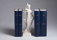 Imagen de la Justicia y unos libros