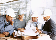 Arquitectos con un plano de obras