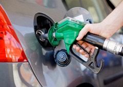 Una persona echando gasolina al coche
