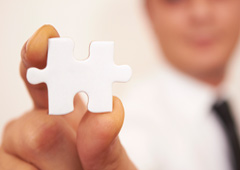 Una mano con una ficha de puzzle