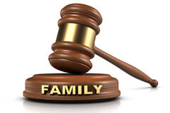 Guarda y custodia: preferencia de la tía sobre el padre Una maza con la palabra family escrita