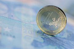 El concurso necesario de acreedores Una moneda de un euro sobre un billete de 20 euros