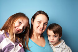 Niños con su madre