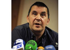Arnaldo Otegui.