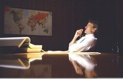 Antonino Pío: paradigma de buen directivo Un hombre sentado en una silla en la oficina pensando