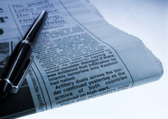 Un periódico y un boli sobre él