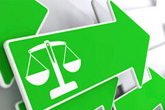 El tratamiento de datos de menores de edad, ¿qué dice el RGPD al respecto? Flechas con la balanza de la justicia