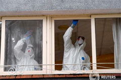 Responsabilidad por fallecimiento en las residencias de ancianos Trabajadores sanitarios limpian el hogar de ancianos donde una mujer murió y varios residentes y cuidadores han sido diagnosticados con el coronavirus en Grado, Asturias, España 20 de marzo de 2020.