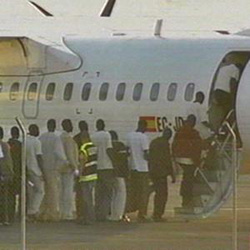 Cinco puntos clave de la directiva de retorno. Un grupo de inmigrantes haciendo cola para subir al avión que les llevará a su país de origen